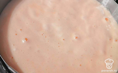 Вылейте в форму получившееся тесто.