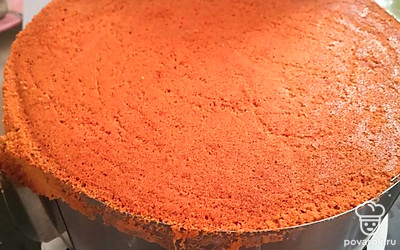 Выпекайте в духовке при температуре 180 градусов 40 минут. Готовность проверяйте шпажкой. Достаньте бисквит из духовки и переверните на блюдо остудиться.