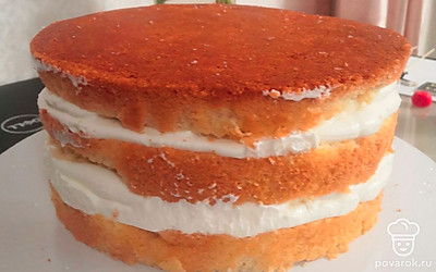 Приготовьте любой крем и соберите из бисквита торт.