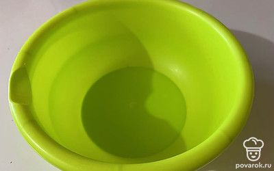 Подготовьте всю необходимую посуду. Миски и венчики миксера должны быть сухими и чистыми. 