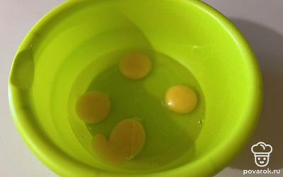 В миску разбейте яйца. 