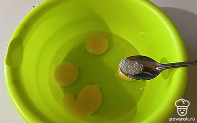 К яйцам добавьте соль. 