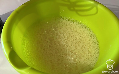 Взбейте яйца с солью на средних оборотах миксера до легкой пены. 