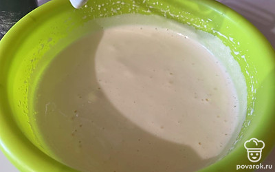 Постепенно добавляя сахар и увеличивая обороты миксера, взбейте яйца до пышной пены (примерно 4-6 минут). 