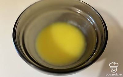 В отдельной емкости растопите сливочное масло и отставьте его остужаться. 