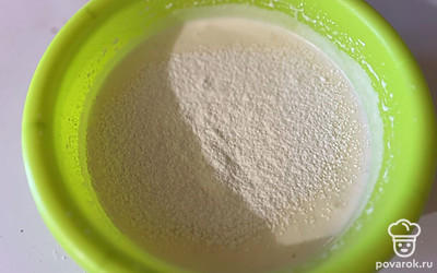 В пышную пену из яиц в два подхода просейте муку. 