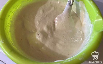 Каждый раз перемешивайте тесто лопаткой в одном направлении «сверху вниз». 