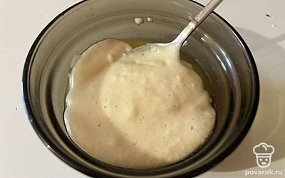 К остывшему маслу добавьте небольшое количество теста. 