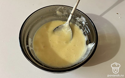 Аккуратно перемешайте тесто с маслом. 