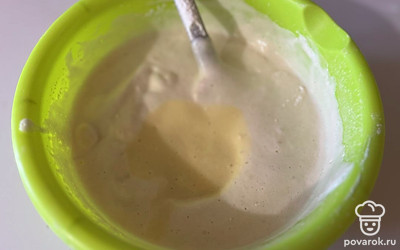 Масляную смесь добавьте в тесто. 