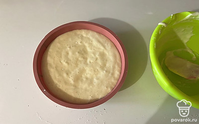 Переместите тесто в форму и отправьте выпекаться в духовку на 30-35 минут при 180 градусах. 