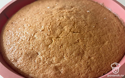 Готовый бисквит остудите до комнатной температуры в форме и подавайте к столы. За время остывания он приобретет более плотную текстуру. 