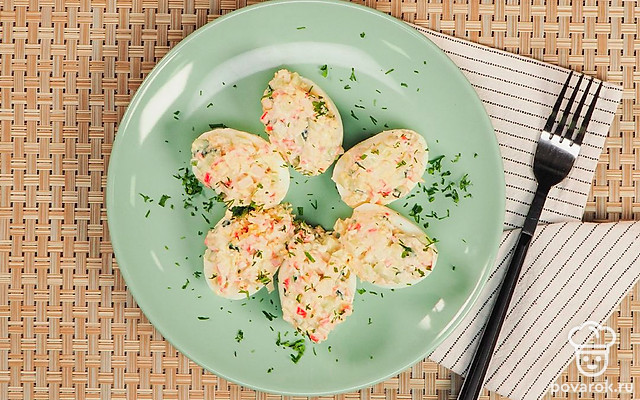 Яйца, фаршированные крабовыми палочками — Рецепт с фото