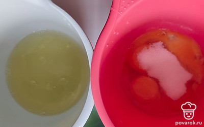 Вбить в отдельные миски белки и желтки. В желтки добавить сахар и взбить до появления воздушной светлой массы.