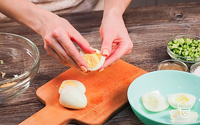 Подготовьте яйца. Разрежьте яйца пополам, аккуратно выньте желтки из белков.