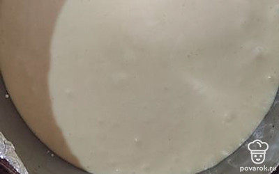 К яично-мучной смеси добавить взбитые белки и размешать хорошо ложкой. Вылить в форму и выпечь в духовке на среднем огне 30-35 минут. 