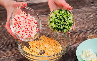 Приготовьте начинку и начините яйца. Желтки измельчите и добавьте к нарезанным огурцам. Крабовые палочки выложите в начинку. Посолите и поперчите по вкусу. Добавьте майонез и хорошо перемешайте. Начините белки яиц начинкой.