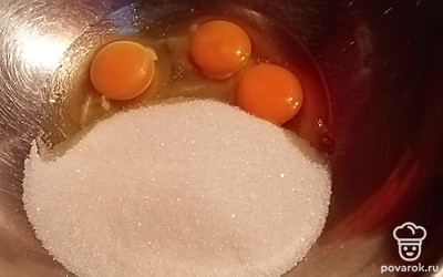 Яйца с сахаром взбить миксером на большой скорости 5 минут.