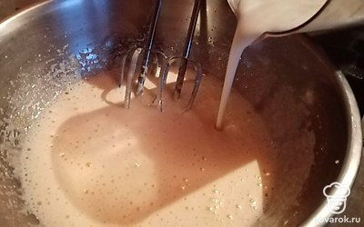 Влить молоко. Опять взбить. 