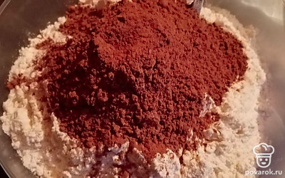Муку смешать с содой и какао. 