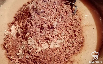 Соединить, аккуратно помешивая, муку и взбитые яйца. 