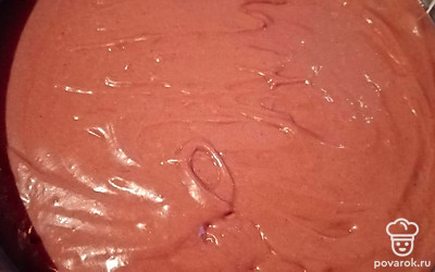 Форму смазать маслом. Вылить тесто. Выпекать час в духовке при 170 градусах. Готовность проверить зубочисткой. 