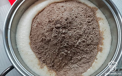 Высыпать всю сухую смесь. Хорошо перемешать. 