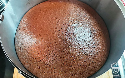 Выпекать при температуре 170 градусов на режиме «верх-низ» без конвенции около 40-50 минут, до сухой шпажки. 