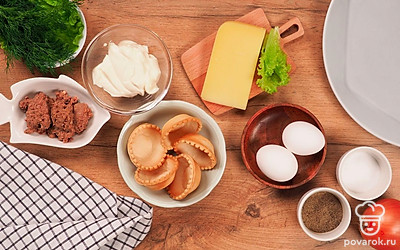 Сварите яйца вкрутую. Приготовьте терку и глубокую миску для начинки. Выложите тарталетки и все ингредиенты на видное место. Вымойте укроп и мелко порубите его.