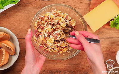 Приготовьте начинку. Вареные яйца натрите на треке. Натрите на терке репчатый лук. В глубокой посуде соедините яйца, лук и тунец. Натрите на терке сыр. Добавьте сыр к тунцу с яйцами и луком. Посолите и поперчите. Заправьте начинку майонезом и хорошо перемешайте.