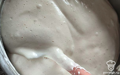 Просейте муку и добавьте за 3-4 раза вручную! Возьмите лопатку, движениями снизу вверх нежно вмешайте муку. Без фанатизма, минимально тревожьте белки.