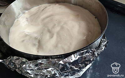 Заполните форму, постучите ей три раза об стол (если кольцо, стучите с противнем), три раза покрутите и отправьте в духовку на 40-50 минут. Дверку не открывайте! Только в самом конце шпажкой проткните серединку. Проверьте, чтобы не было сырого теста на шпажке.