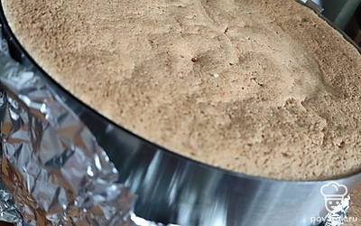 Достаньте из духовки, дайте остыть 15 минут, переверните. Аккуратно тонким ножом пройдитесь вдоль стенок формы, выньте бисквит. Оберните пищевой пленкой и отправьте в холодильник на 8-10 часов. Так бисквит будет плотнее и не будет крошиться при разрезании.