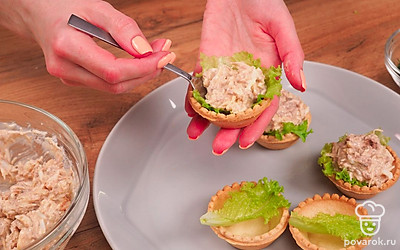 Приготовьте тарталетки. Равномерно заполните тарталетки начинкой. Сверху посыпьте мелко порубленным укропом и подавайте к столу.