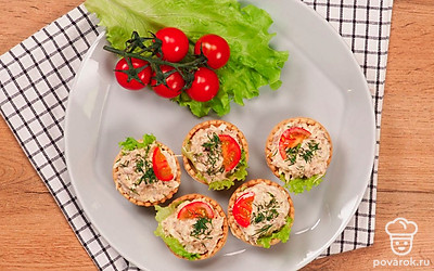 Перед подачей на стол на дно тарталетки можно положить лист салата. Это не только красиво, но и вкусно.