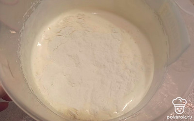 Затем просеиваем муку и замешиваем тесто. 