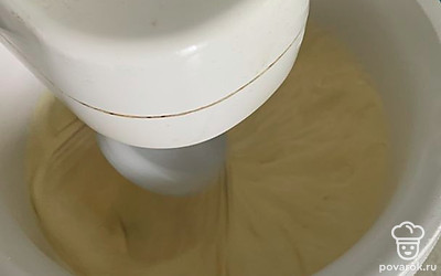 Всыпьте в три приема сахар и взбивайте до пышной густой массы.