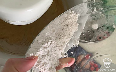 Снизьте скорость миксера и тонкой струйкой влейте масло и молоко. Добавьте муку и разрыхлитель. Можно по вкусу добавить корицу, ванилин, мускатный орех.