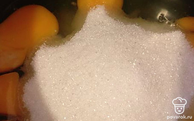 Яйца и сахар взбиваем вместе, не меньше, чем 1,5-2 минуты на каждое яйцо. Смесь должно посветлеть и увеличиться в размере.