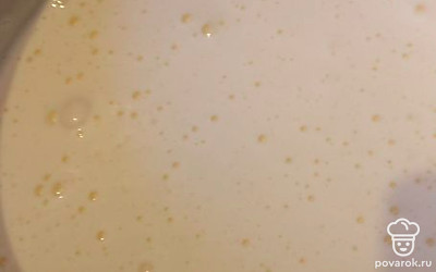 Муку обязательно просеиваем. Добавляем и мешаем лопаткой в одном направлении.