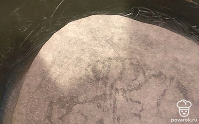 Чашу смазываем маслом и застилаем бумагой для выпечки.