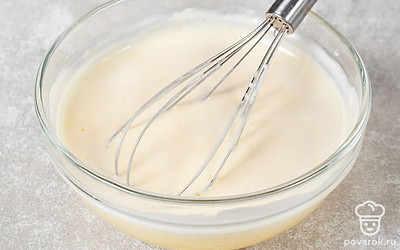 Разбейте яйца в миску, добавьте ванильный сахар. Взбейте яйца до появления пены на небольшой скорости миксера.