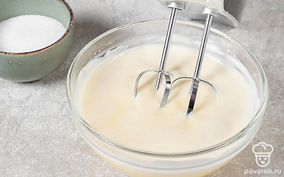 Постепенно увеличивая скорость миксера, всыпьте к яйцам сахар и взбивайте до устойчивой пышной массы в течение 5-6 минут.