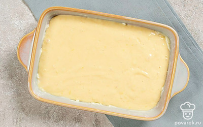 В подготовленную форму для выпечки налейте тесто.