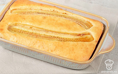 Оставьте форму в духовку и выпекайте пирог примерно 30 минут до готовности бисквита, а затем немного остудите.