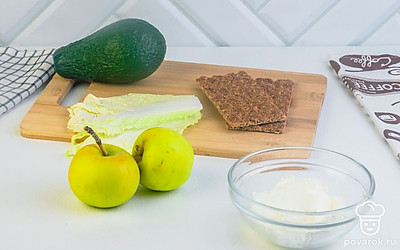 Пекинскую капусту, яблоко и авокадо помойте и просушите бумажным полотенцем.