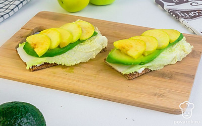 Хлебцы смажьте творожным сыром, посолите и поперчите по вкусу. Выложите слой из ломтиков авокадо, затем слой из ломтиков яблока.