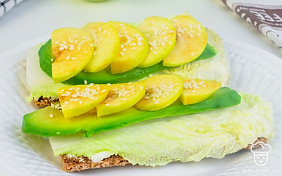 Готовые хлебцы подайте, посыпав кунжутом и мелко нарубленной свежей зеленью.