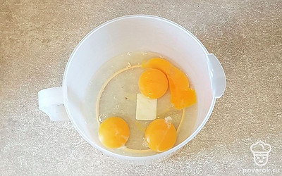 Яйца вбейте в глубокую миску и взболтайте миксером одну минуту. 