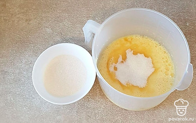 К яйцам постепенно подсыпайте сахар и ванильный сахар, не прекращая взбивания. Яйца смешивайте около десяти минут. Масса должна увеличиться в объеме и посветлеть.